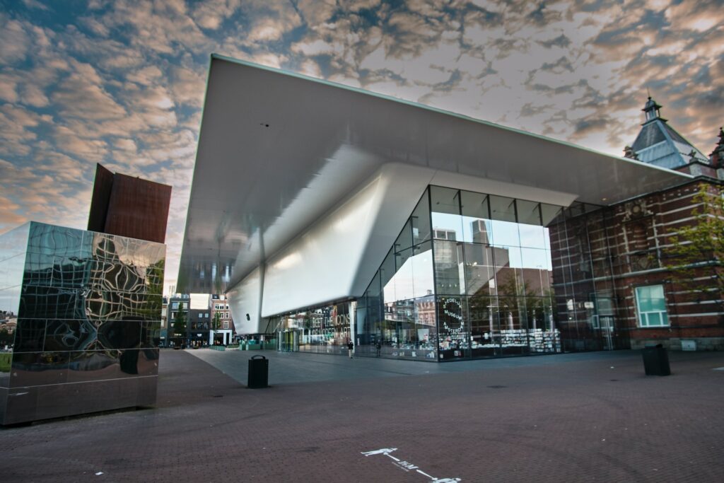 amsterdam przewodnik polski Stedelijk muzeum 1080x1